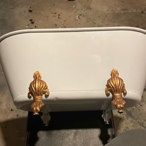Antique style 🛁 tub